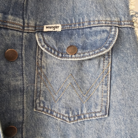 Wrangler X Free People Shrunken Denim Vest Sleeveless Raw Hem Leaving Town Sz M - Picture 9 of 17